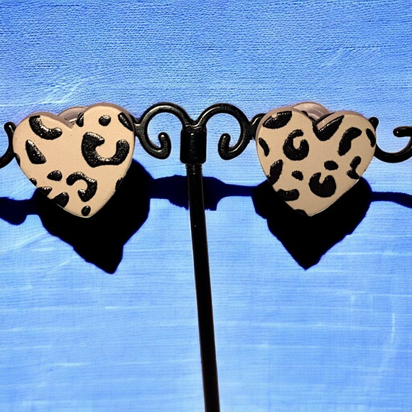 Leopard Print Heart Shaped .75 Inch Earrings! - Picture 1 of 8